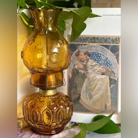 Vintage LE Smith Moon and Stars Amber Glass Oil Lamp - Picture 11 of 17